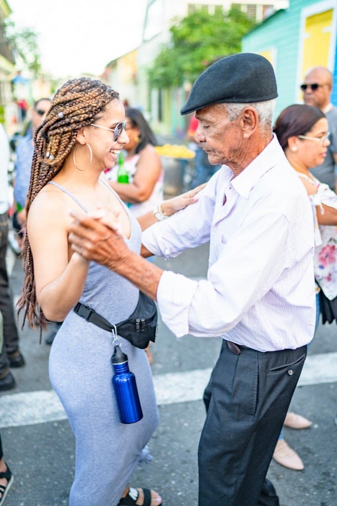 Baile en la calle durante un momento cultural en Santiago